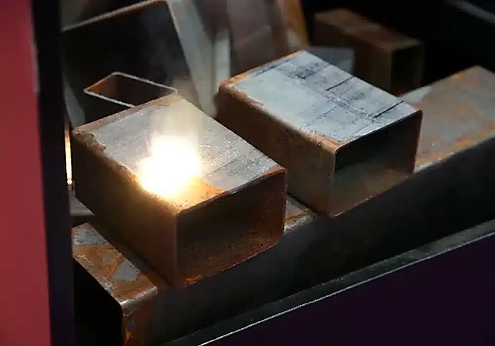 Limpieza láser industrial en pieza metálica con óxido